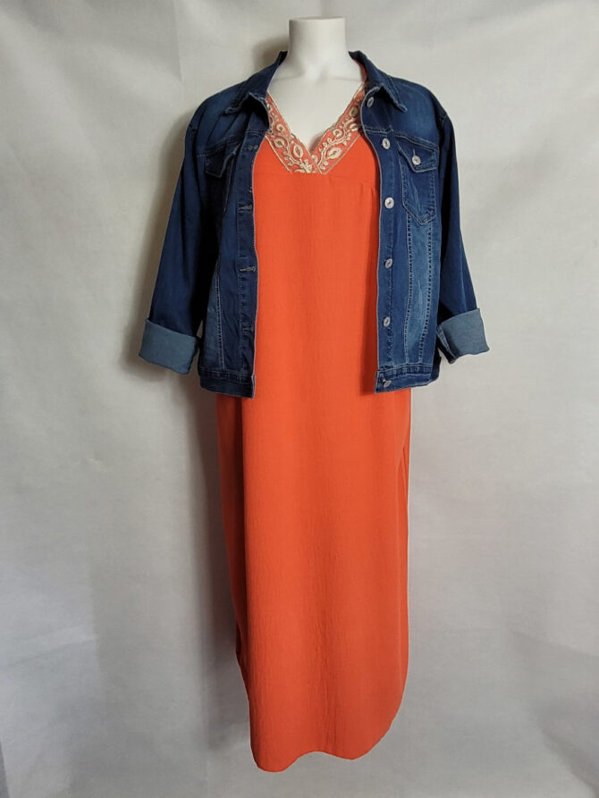 Robe longue amincissante pour femme ronde;Robe longue chic colorée femme ronde col V avec veste jean .vetements senior femme. vetements femme grande taille moderne