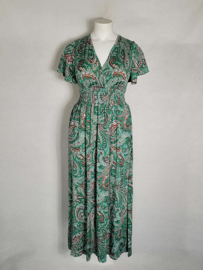 robe longue manche courte fluide à motif cachemire sur fond vert avec col V et smock à la taille pour gommer le petit ventre