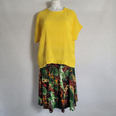 idée look pour femme ronde jupe courte et haut jaune