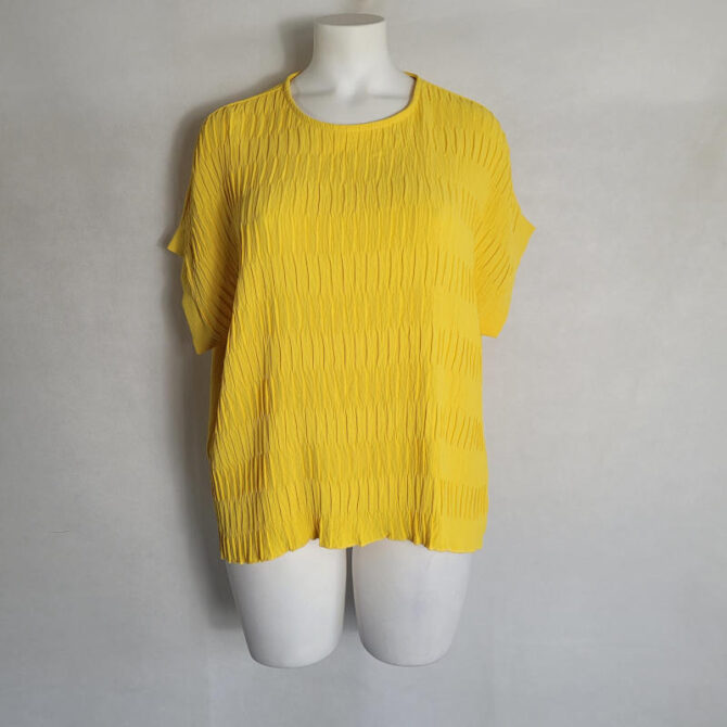 haut jaune moutarde femme grande taille avec col rond tissu fluide et manches courtes chauve souris