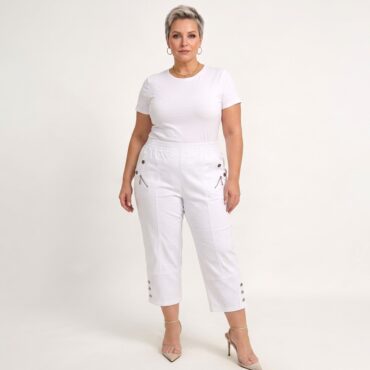 femme ronde senior portant pantacourt blanc