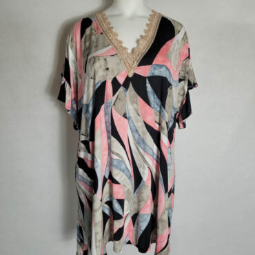tunique robe femme ronde qui épouse les courbes généreuses . le Col V, met en avant la poitrine, allie un motif graphique et une matière fluide d'une grande modernité.
