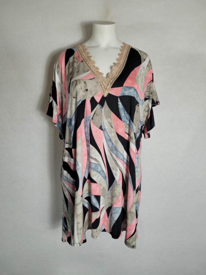 tunique robe femme ronde qui épouse les courbes généreuses . le Col V, met en avant la poitrine, allie un motif graphique et une matière fluide d'une grande modernité.