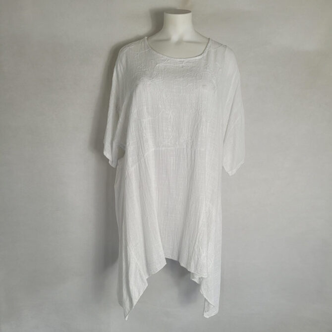 tunique femme ample en coton blanc avec manches courtes et coupe évasée asymetrique