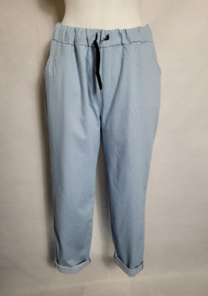 Pantalon jeans moderne bleu clair femme ronde
