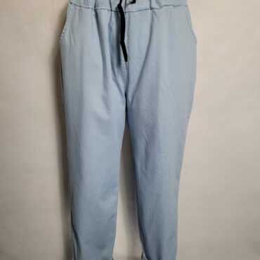 Pantalon jeans moderne bleu clair femme ronde