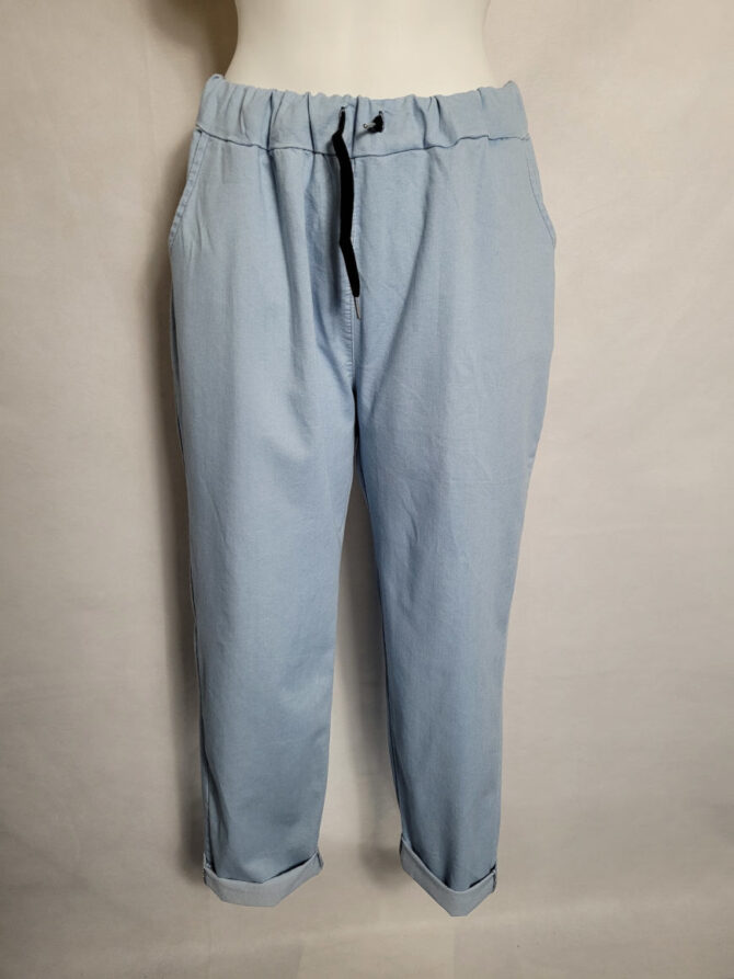 Pantalon jeans moderne bleu clair femme ronde