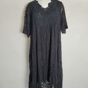 robe de soirée noir longue dentelle pour femme ronde, avec des manches courtes et un décolleté en V parfaite pour vos occasions.