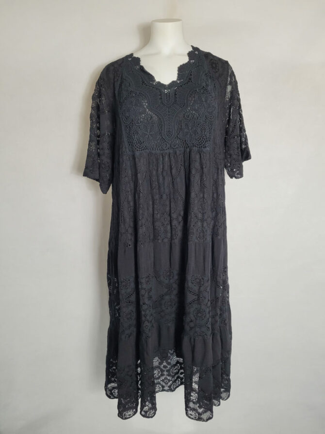 robe de soirée noir longue dentelle pour femme ronde, avec des manches courtes et un décolleté en V parfaite pour vos occasions.