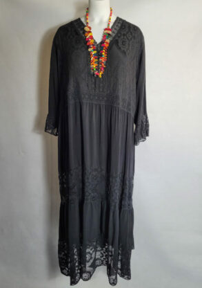 Robe longue noire bohème femme grande taille  avec sa dentelle, elle est très élégante et parfaite pour une cérémonie. Elle convient aux femmes rondes pour un mariage 