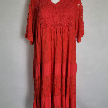 Robe longue grande taille chic en dentelle corail, manches courtes et coupe évasée pour camoufler les complexes.