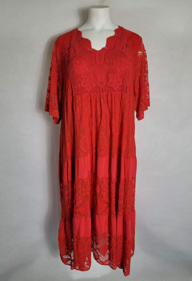 Robe longue grande taille chic en dentelle corail, manches courtes et coupe évasée pour camoufler les complexes.