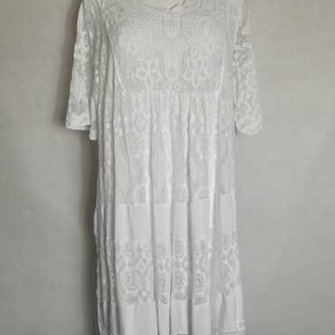 robe longue blanche grande taille avec un col en V et des manches courtes est un vêtement intemporel qui ne se démode jamais ideal pour une tenue de céremonie