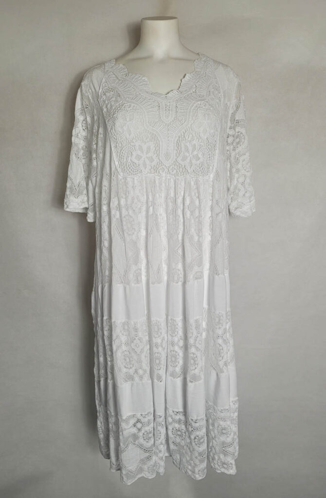robe longue blanche grande taille avec un col en V et des manches courtes est un vêtement intemporel qui ne se démode jamais ideal pour une tenue de céremonie