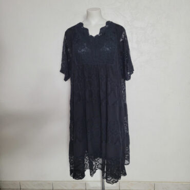 robe de soirée noir longue dentelle pour femme ronde, avec des manches courtes et un décolleté en V parfaite pour vos occasions.