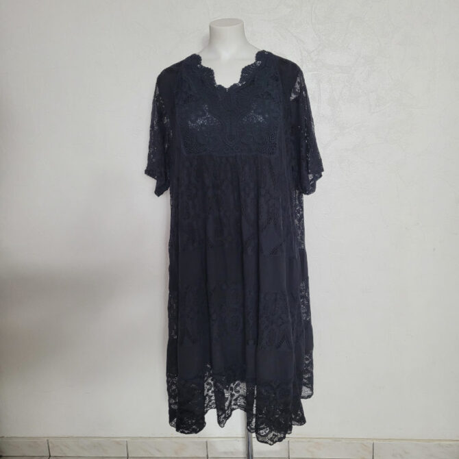 robe de soirée noir longue dentelle pour femme ronde, avec des manches courtes et un décolleté en V parfaite pour vos occasions.
