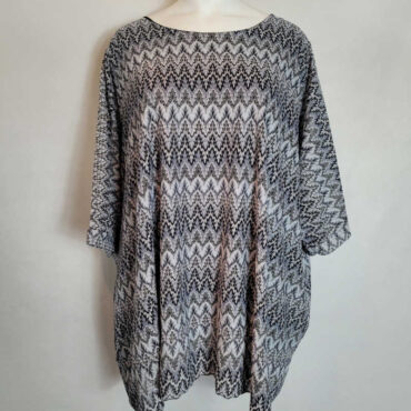 haut oversize femme : Chemisier ample pour les silhouettes généreuses avec un col rond, parfait pour dissimuler un petit ventre ou des rondeurs tout en mettant en avant la poitrine de manière élégante. tunique grande taille moderne