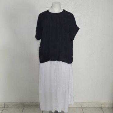 look jupe longue blanche legere taille élastique et tunique noir manches courte pour ronde
