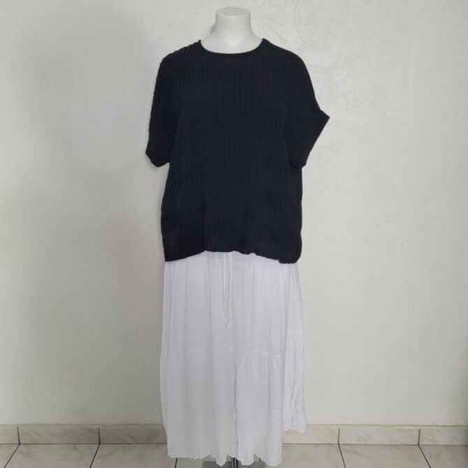look jupe longue blanche legere taille élastique et tunique noir manches courte pour ronde