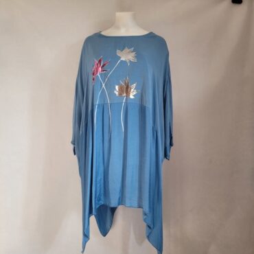 Tunique femme ample extra large avec fleur sur fond bleu jeans