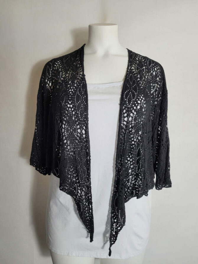Bolero noire femme  ajouré disponible pour menue et forte . Il peut se porter aussi bien décontracté que pour un style bohème chic.  boléros avec coupe asymétrique  pratique pour l'été qui peut se  nouer pour 