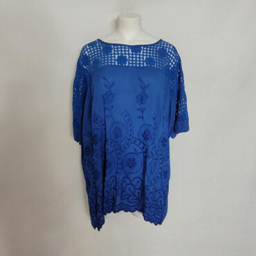 chemisier bleu roi femme forte avec broderie et manches courtes