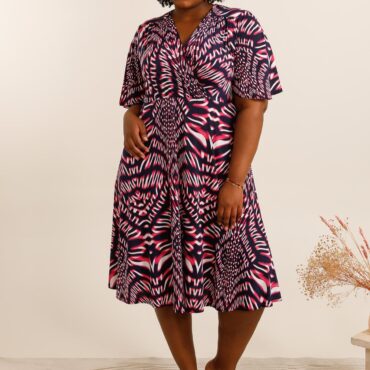 femme ronde robe grande taille chic pour mariage rouge et manches courtes