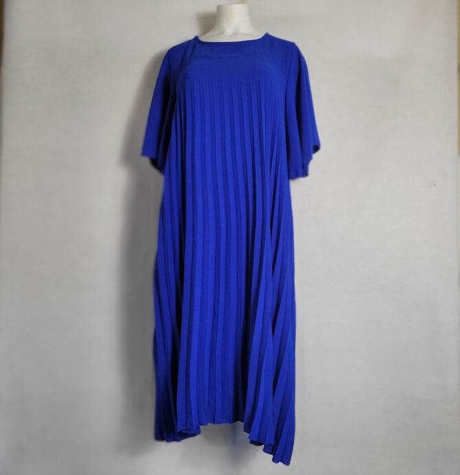 robe plissée mi-longue chic bleu roi véritable atout de style. Optez pour un vêtement qui vous assure confort et confiance en vous