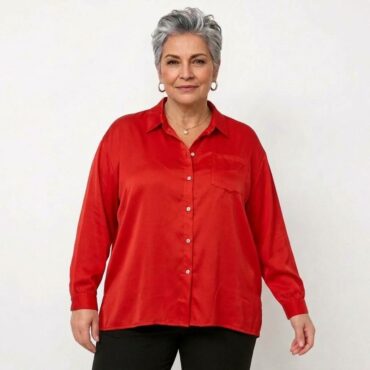 chemise femme ample fluide porté par femme senior plus de 60ans