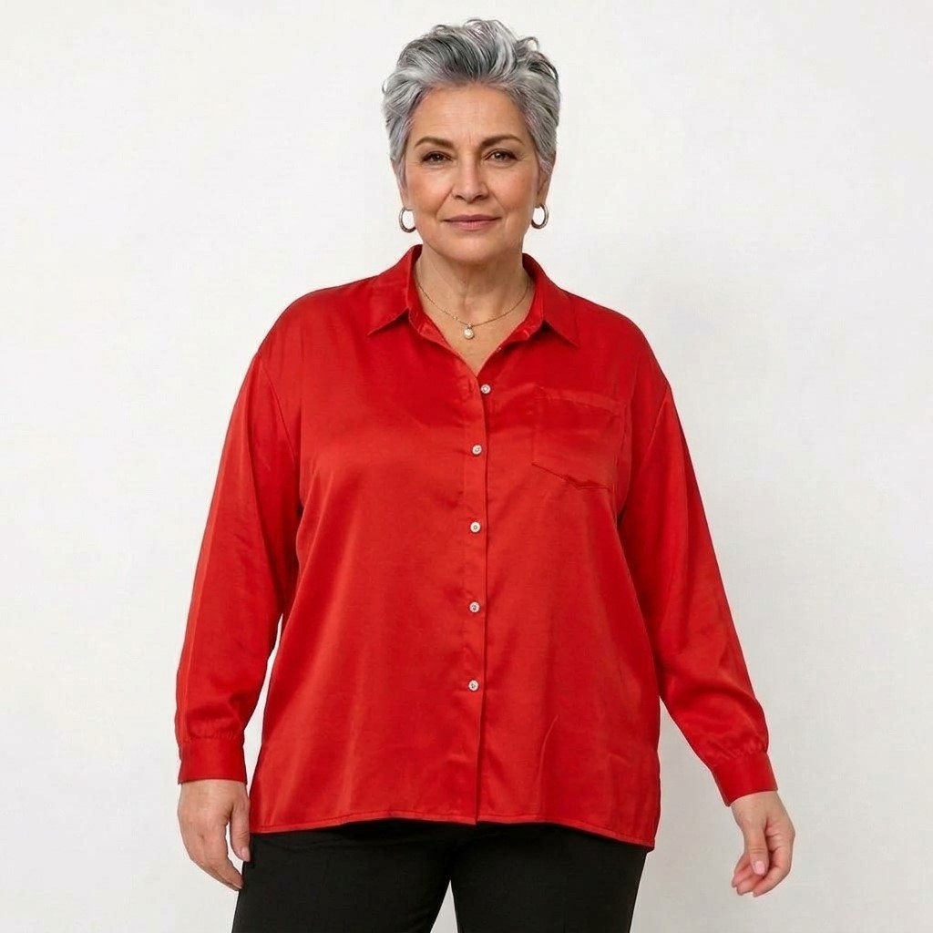chemise femme ample fluide porté par femme senior plus de 60ans