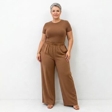 Pantalon palazzo fluide camel porté par une femme 50ans plus size sur fond blanc neutre.