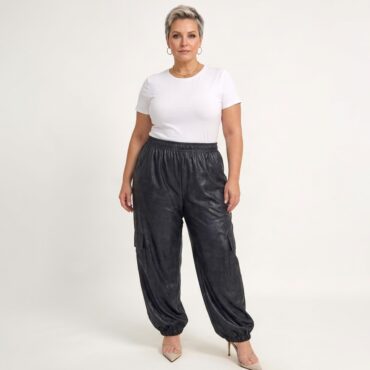 Femme ronde 60ans portant un confortable Pantalon bouffant femme noir fluide extensible à taille élastique.
