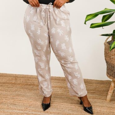 Coupe chino fluide pour ronde | Pantalon carotte femme chic