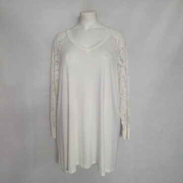 Pull tunique femme ronde blanc col V et manches longue ample avec dentelle