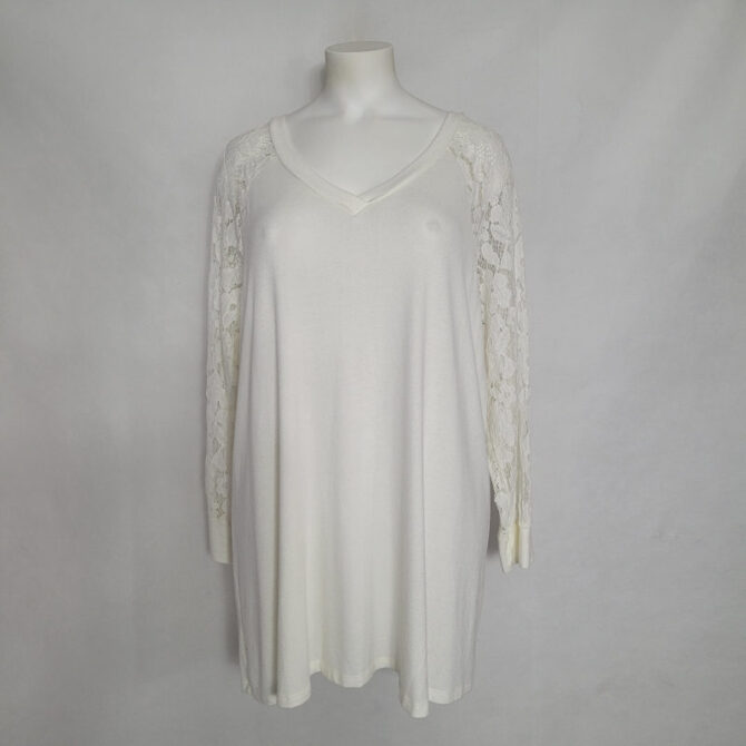 Pull tunique femme ronde blanc col V et manches longue ample avec dentelle