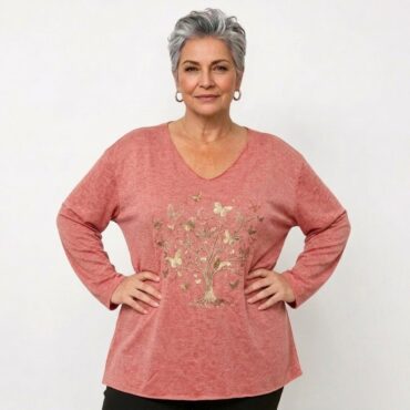 pull tunique femme original Porté par une femme de 60 ans et plus