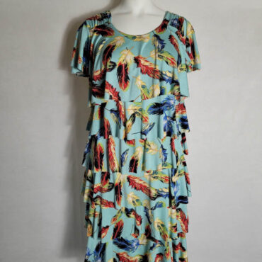 robe femme avec ventre droite à motif et La superposition de volants fluides crée une silhouette amincissante et élégante..