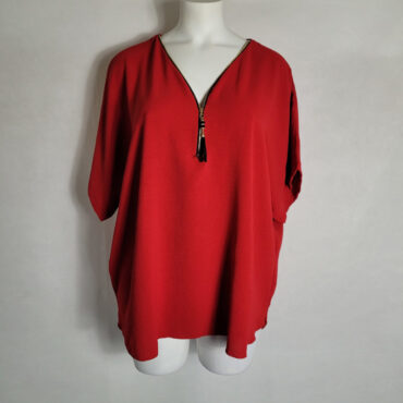 haut rouge habillé femme grande taille avec col zippé et coupe droite, tissus léger et fluide