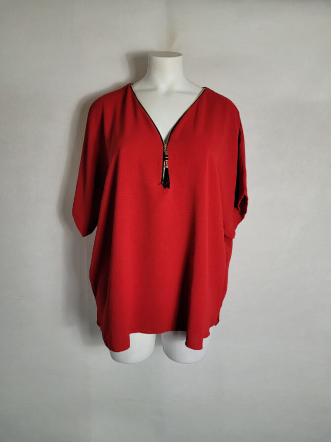 haut rouge habillé femme grande taille avec col zippé et coupe droite, tissus léger et fluide