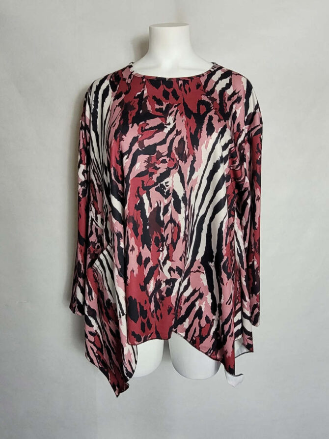 blouse femme manche longue Tunique asymetrique animal . Bien choisi, le léopard peut être plus polyvalent qu'on ne le pense. Il peut être porté de manière décontractée (avec un jean et des baskets) ou plus habillée (avec une petite robe noire et des talons). Tuniques grandes tailles