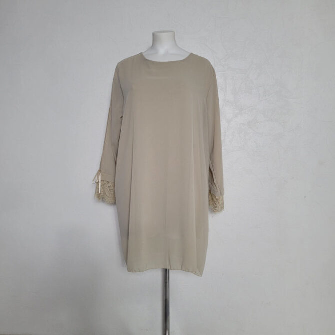 robe beige grande taille col rond manches longue