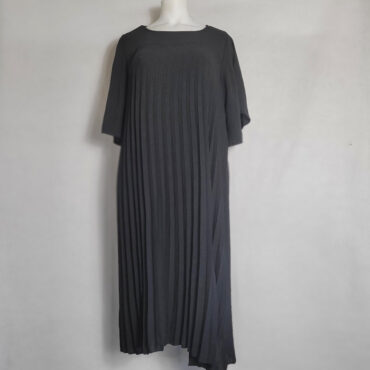 robe longue noir plissée fluide évasée et manches courtes