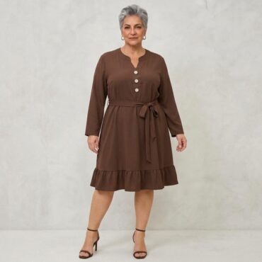 femme senior portant robe classique pour femme grande taille