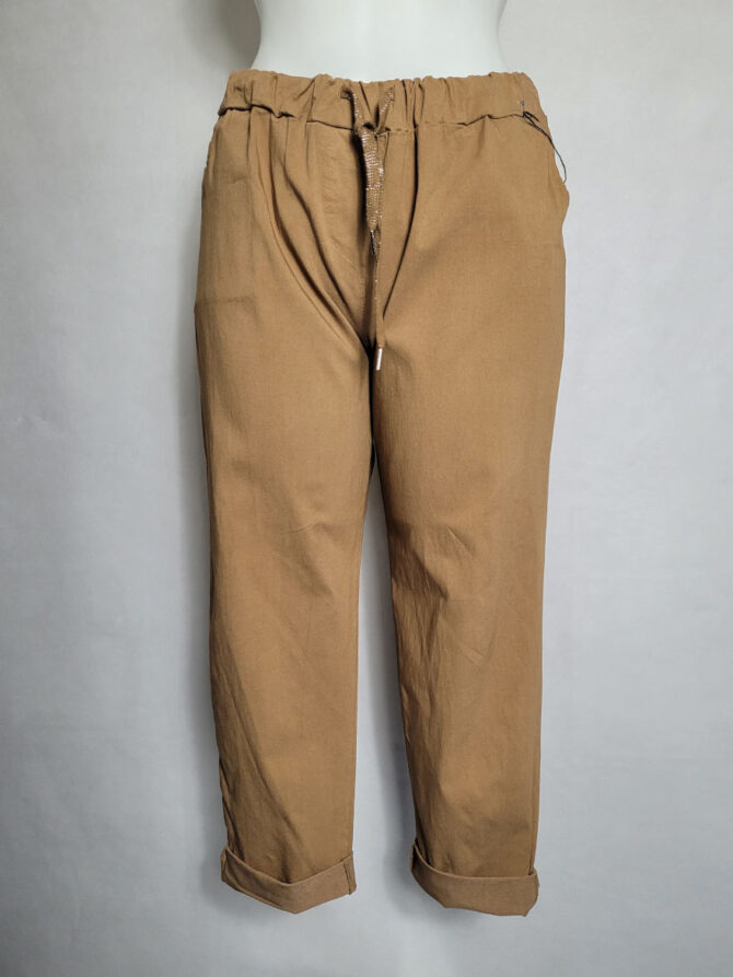 pantalon carotte femme ronde camel