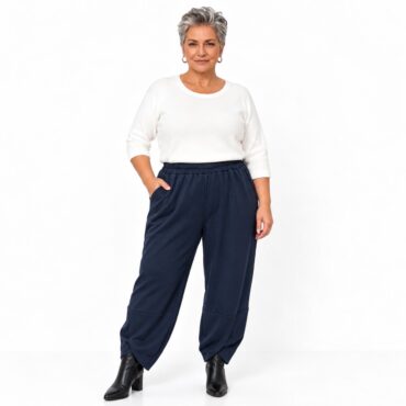 Pantalon ample grande taille femme confortable porté par femme plus de 60 ans