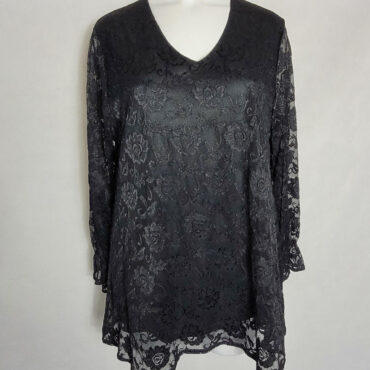 Vetement grande taille moderne femme. Tunique chic dentelle noir col V