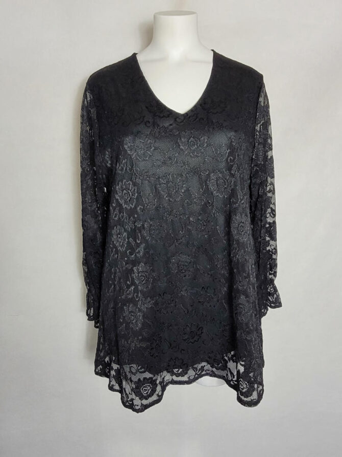 Vetement grande taille moderne femme. Tunique chic dentelle noir col V