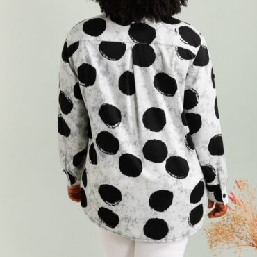 Vêtement chemise large avec col v et motif manches longues matière naturelle de qualité Coton, Tencel