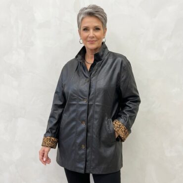 femme ronde 50ans portant Blouson perfecto noir simili cuir​ femme curvy
