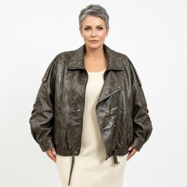 Femme senior moderne avec veste simili cuir femme grande taille. Blouson veste longue mi saison couleur rouge disponible en grande taille le must have de la gade robe